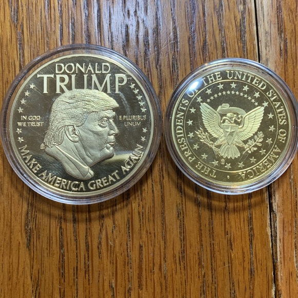 Lot of (2) Gold plated Trump commemorative coins both struck 2018-2019 - Picture 2 of 2